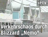 Auto fährt durch eine verschneite Straße