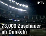 Innenansicht des Stadions mit großteils ausgefallener Flutlichtanlage