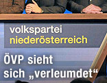 H&auml;nde auf einem Pult unter einem "&Ouml;VP N&Ouml;"-Logo