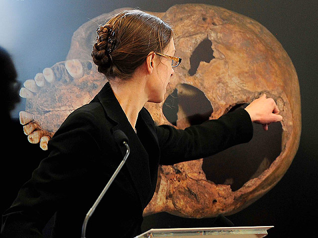 Ausgrabungsleiterin Jo Appleby mit einem Skelett-Plakat