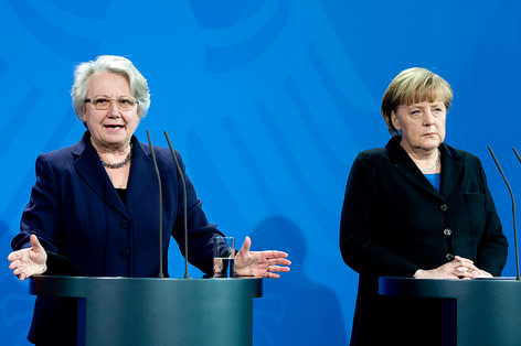 © dapd/Axel Schmidt Ex-Bundesbildungsministerin Annette Schavan und Bundeskanzlerin Angela Merkel