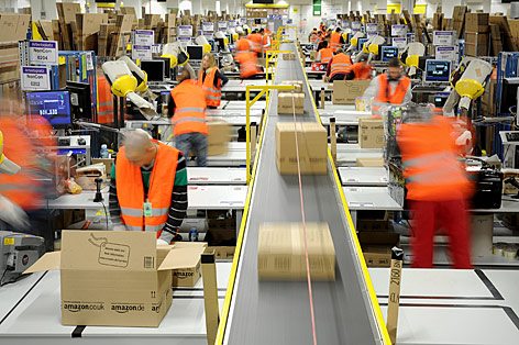 © APA/dpa/Jan-Philipp Strobel Fließbandarbeiter bei Amazon