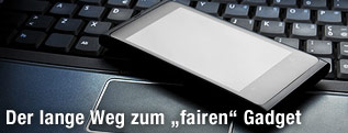 Smartphone liegt auf einem Laptop