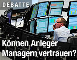 Börsenhändler betrachtet Bildschirme