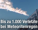 Große Wolke eines Meteoriten über einem Gebäude