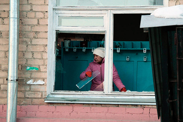 © AP/Yevgenia Yemelyanova, Chelyabinsk.ru Frau hinter einem zerborstenen Fenster