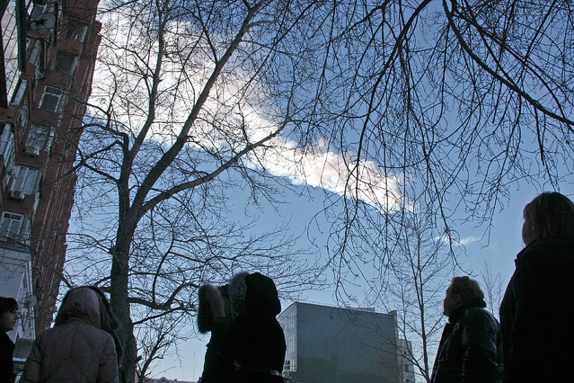 © APA/EPA/Vyacheslav Nikulin Mehrere Personen blicken auf die Rauchwolke am Himmel