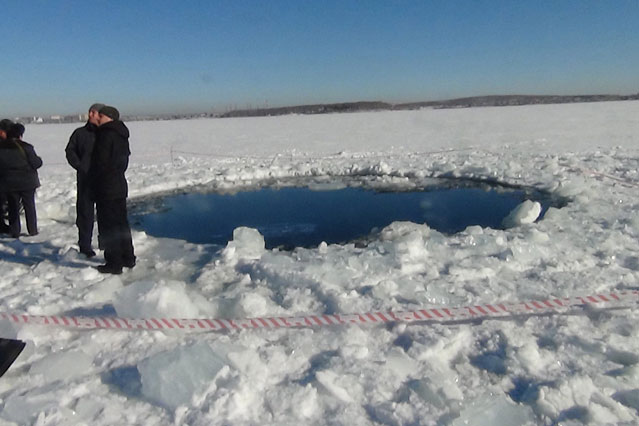 © APA/EPA/Chelyabinsk Region Branch of Russian Interior Ministry Einschlagstelle des Meteoriten im See Tschebarkul