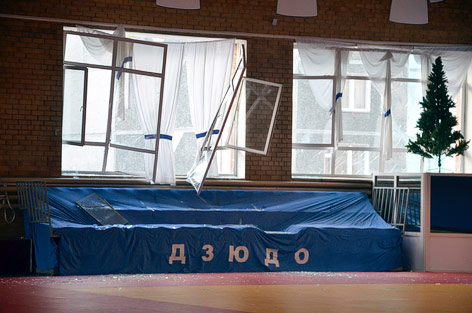 Zerstörte Fenster in einer Schule