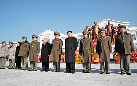 © Reuters/KCNA Kim Jong Un und Generäle