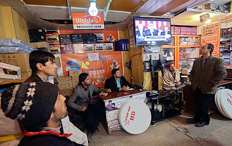 Afghanen verfolgen in Kabul via TV Obamas Rede an die Nation