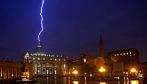© APA/EPA/Alessandro di Meo Blitz über Petersdom