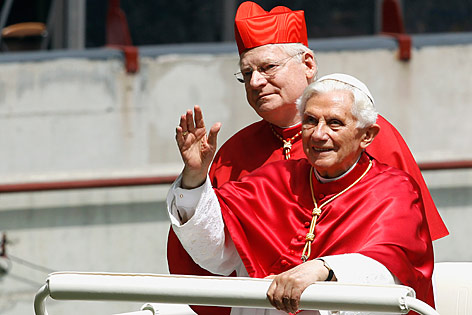 © Reuters/Stefano Rellandin Kardinal Angelo Scola steht hinter Papst Bendedikt XVI