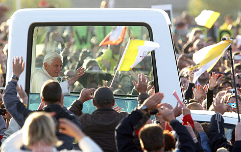 © APA/EPA/Kay Nietfeld Papst Benedikt XVI im Papamobil
