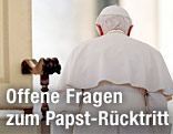 Papst Benedikt XVI neben einem Stuhl
