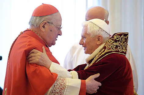 © REUTERS/Osservatore Romano Papst Benedikt XVI und Kardinal Angelo Sodano