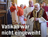 Papst Benedikt XVI. und Kardinäle nach seiner Rücktrittsrede