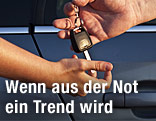 Autoschlüssel wird übergeben
