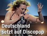 Cascada-Sängerin Natalie Horler performt auf der Bühne