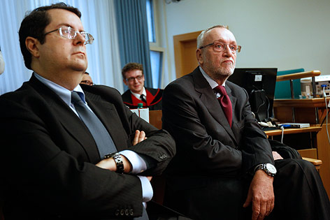 © APA/Georg Hochmuth Ehemalige Telekom-Vorstände Stefano Colombo und Rudolf Fischer vor Prozessbeginn