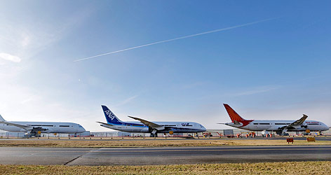 © AP/Elaine Thompson Mehrere Boeing 787 verschiedener Airlines stehen hintereinander