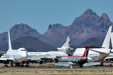 © Corbis/Rick D'Elia Alte Passagierflugzeuge in der Wüste von Arizona
