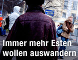 Menschen auf einer Straße in Tallinn, Estland