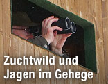 Jäger mit Fernglas