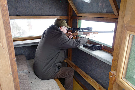 © ORF.at/Simon Hadler Jäger zielt mit Gewehr