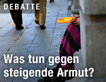Bettler mit Teller auf einer Straße