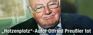 Kinderbuchautor Otfried Preußler liest in seinem Buch "Räuber Hotzenplotz"