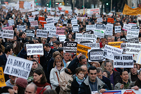© Reuters/Javier Barbancho Demonstranten halten Schilder in der Hand