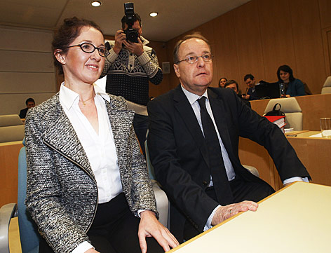 Ehemalige Finanzreferatsleiterin Monika Rathgeber und ihr Anwalt Herbert Hübel 