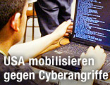 Junger Mann vor einem Laptop