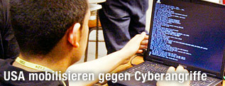 Junger Mann vor einem Laptop