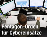 Mann vor vier Monitoren