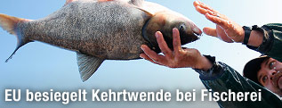 Fischer mit Fisch