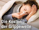 Eine Grippe-Patientin schneuzt sich