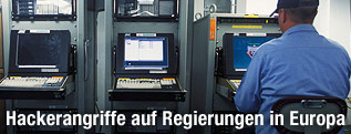 Mann mit Laptop in einem Serverraum