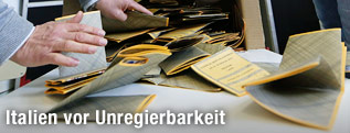Wahlhelfer zählen Stimmen aus