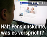 Eine Person betrachtet die Website www.neuespensionskonto.at auf dem Computer