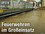 Hochwasser f&uuml;hrender Fluss unter einer Br&uuml;cke