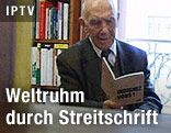 Der franz&ouml;sische Autor Stephane Hessel beim Lesen