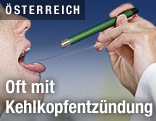 Ein Arzt h&auml;lt einer Patientin ein St&auml;bchen in den Mund