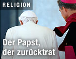 Rückenansicht von Papst Benedikt XVI. und seinem Sekretär Georg Gänswein
