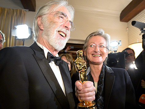 © APA/Roland Schlager Regisseur Michael Haneke mit Oscar und Bundesministerin Claudia Schmied