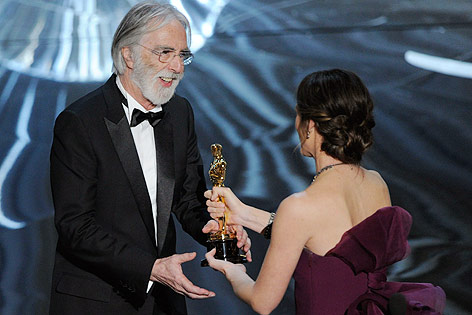 © APA/AP/Invision/Chris Pizzello Schauspielerin Jennifer Garner überreicht Regisseur Michael Haneke den Oscar