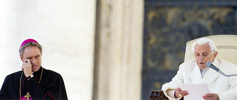 Der Sekretär Georg Gänswein von Papst Benedikt XVI. weint