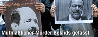 Demonstranten halten Fotos des Foto des ermordeten Oppositionsführers Chokri Belaid