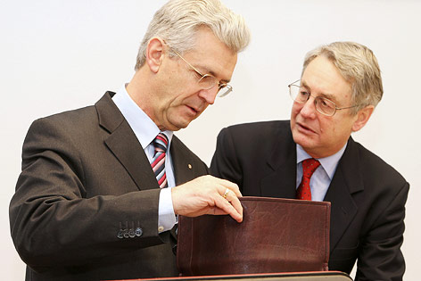 Der frühere Leiter der Finanzabteilung des Landes, Hofrat Eduard Paulus mit seinem Anwalt